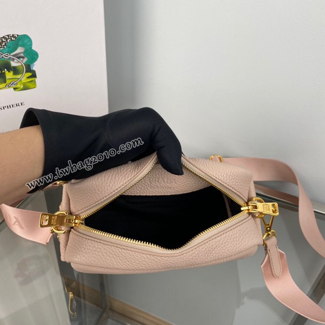 Prada專櫃新款小號雕花logo斜跨包 1BH187 普拉達小牛皮休閒肩背女包 csp1678